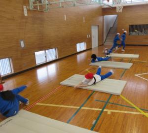 丸太転がりを行う様子