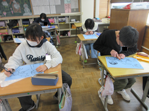 版画を彫る様子