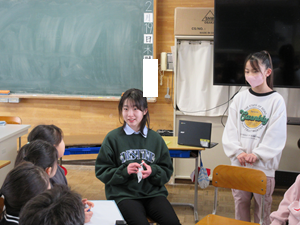 私は誰でしょうクイズを楽しむ様子