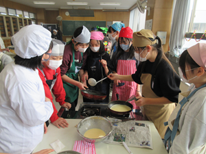 クレープづくりの様子