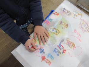 絵を描いている様子