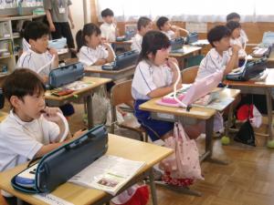 メロディ音を吹く子ども