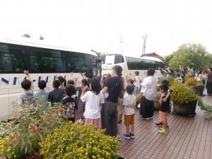 自然教室　バスのお見送り