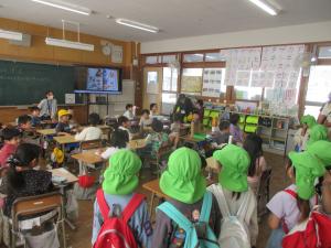 授業を見学する様子